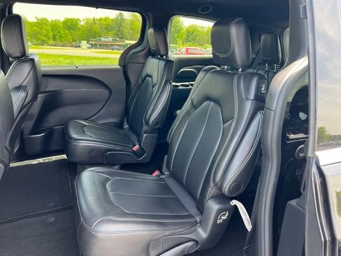 Used 2025 Chrysler Pacifica Select FWD image 4