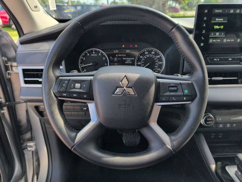 Used 2025 Mitsubishi Outlander SE FWD image 23