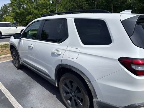 Used 2025 Honda Pilot Sport image 8