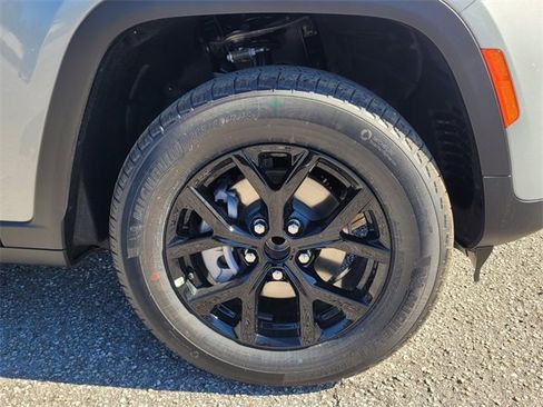 Used 2025 Jeep Grand Cherokee Altitude image 9