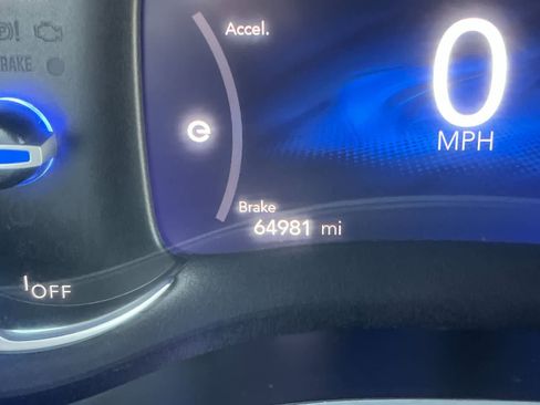 Used 2023 Chrysler Pacifica Touring-L image 27