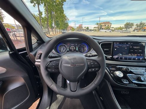 Used 2025 Chrysler Pacifica Limited FWD image 32