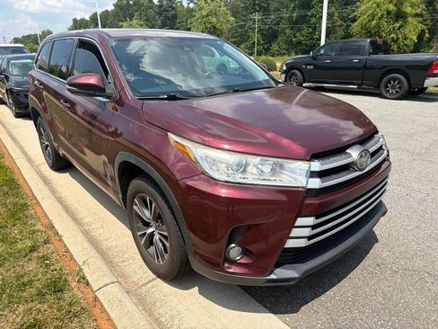Used 2017 Toyota Highlander Plus FWD image 2