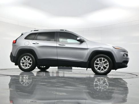 Used 2016 Jeep Cherokee Latitude w/ Safety/Convenience Group AWD/4WD image 49