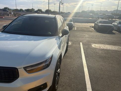 Used 2019 Volvo XC40 T5 R-Design AWD/4WD image 2