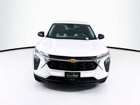 Used 2025 Chevrolet Trax LS image 2