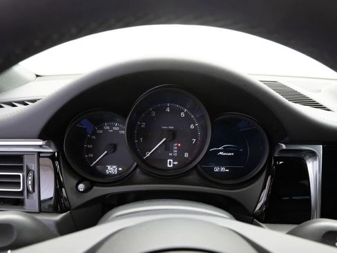 Used 2025 Porsche Macan image 13