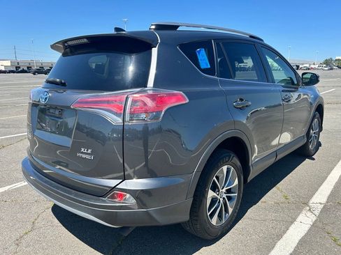 Used 2017 Toyota RAV4 XLE AWD/4WD image 4