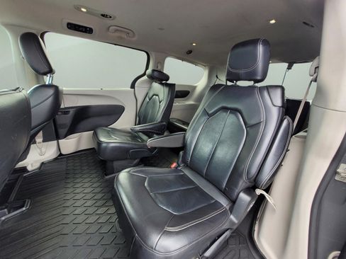 Used 2022 Chrysler Pacifica Touring-L FWD image 17