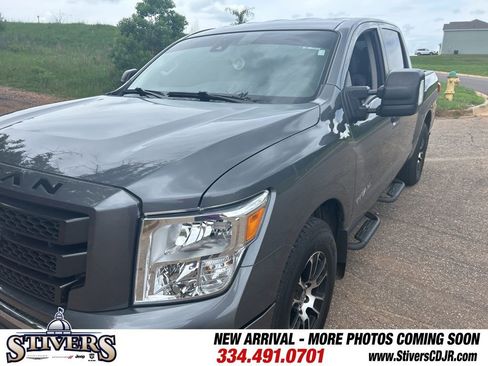 Used 2023 Nissan Titan SV w/ SV Convenience Package RWD image 3