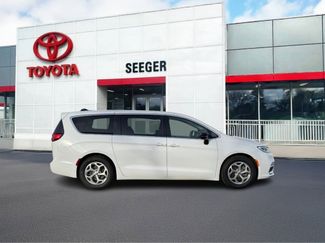 Used 2024 Chrysler Pacifica Limited w/ Uconnect Theater Family Group video 2