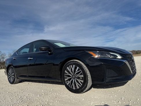 Used 2024 Nissan Altima 2.5 SV image 7