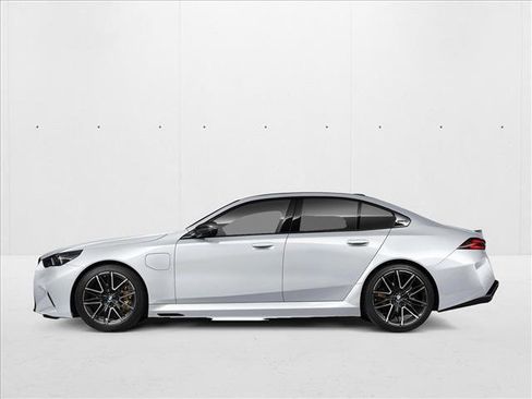 New 2026 BMW M5 image 2