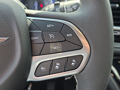 Certified 2025 Chrysler Pacifica Select w/ Uconnect Theater Family Group FWD image 16
