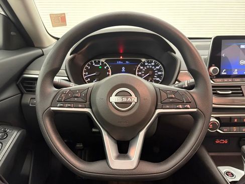 Used 2025 Nissan Altima 2.5 SV FWD image 2