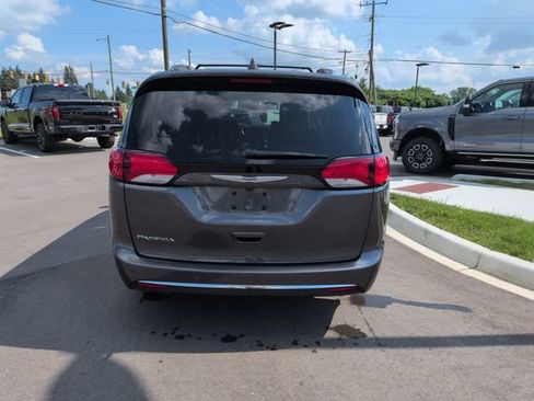 Used 2018 Chrysler Pacifica Touring-L Plus w/ Tire & Wheel Group FWD image 4