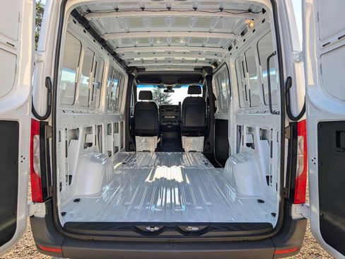 Used 2024 Mercedes-Benz Sprinter 3500 image 21