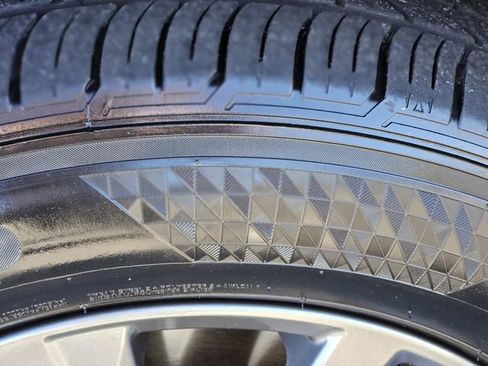 Used 2024 Nissan Pathfinder SV image 11