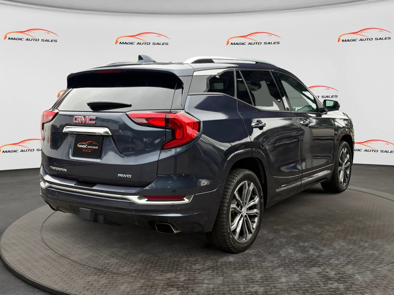 Used 2019 GMC Terrain Denali w/ GMC Pro Grade Package AWD/4WD image 10