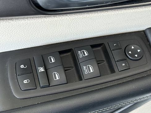 Used 2023 Chrysler Pacifica Touring-L FWD image 18