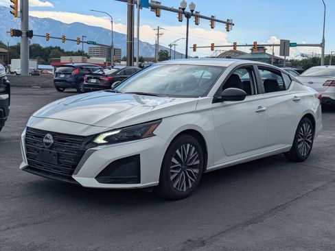 Used 2025 Nissan Altima 2.5 SV FWD image 9