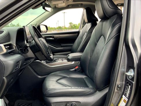 Used 2025 Toyota Highlander Limited image 8