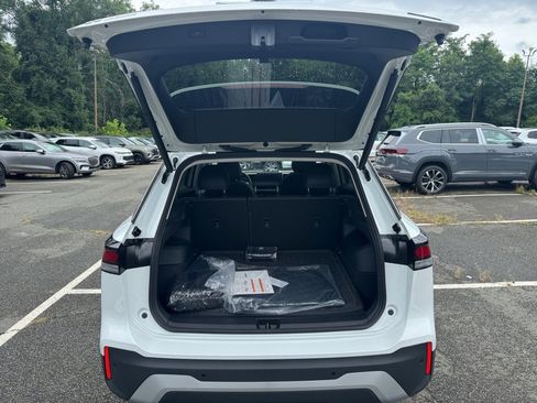 New 2025 Volkswagen Tiguan SE image 14