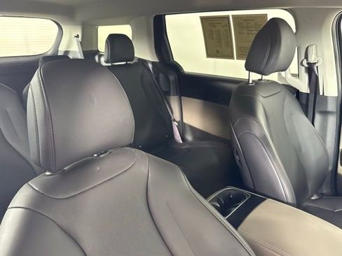 Used 2025 Kia Carnival image 29