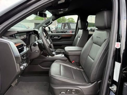 Used 2025 GMC Yukon XL Denali AWD/4WD image 9