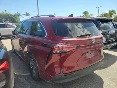 Used 2021 Toyota Sienna XLE FWD image 4