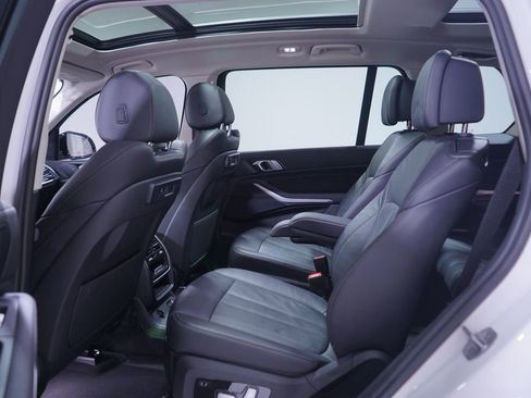 Used 2022 BMW X7 xDrive40i w/ Parking Assistance Package image 9