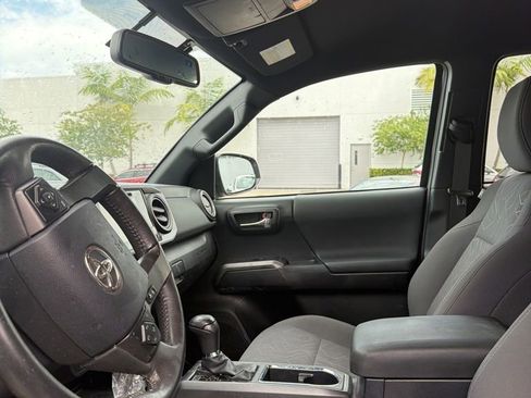 Used 2017 Toyota Tacoma TRD Sport w/ Tow Package RWD image 7