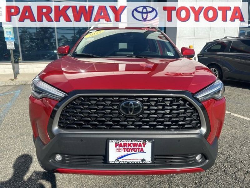 Certified 2022 Toyota Corolla Cross XLE image 1