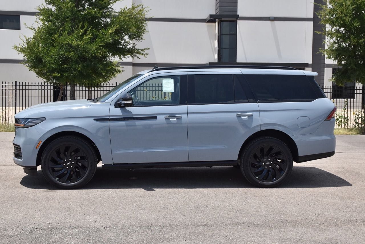 New 2027 Lincoln Navigator Reserve w/ Jet Appearance Package AWD/4WD image 11