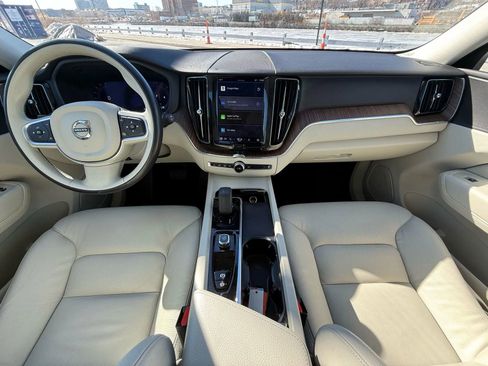 Used 2022 Volvo XC60 B5 Momentum image 19