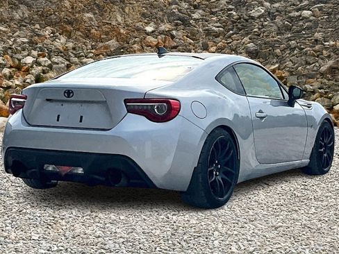 Used 2018 Toyota 86 image 2