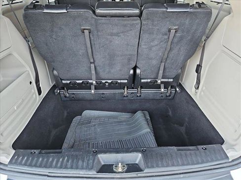 Used 2016 Chrysler Town & Country Touring-L FWD image 6