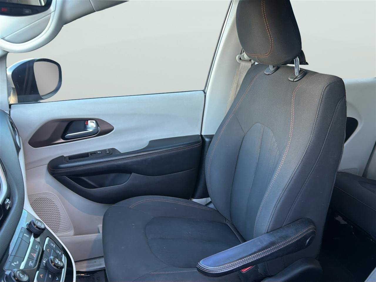 Used 2017 Chrysler Pacifica Touring FWD image 13