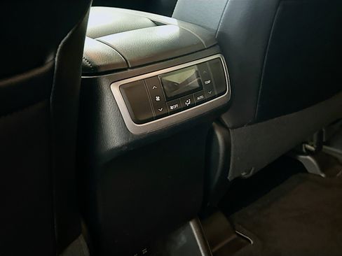Used 2019 Toyota Highlander XLE FWD image 29