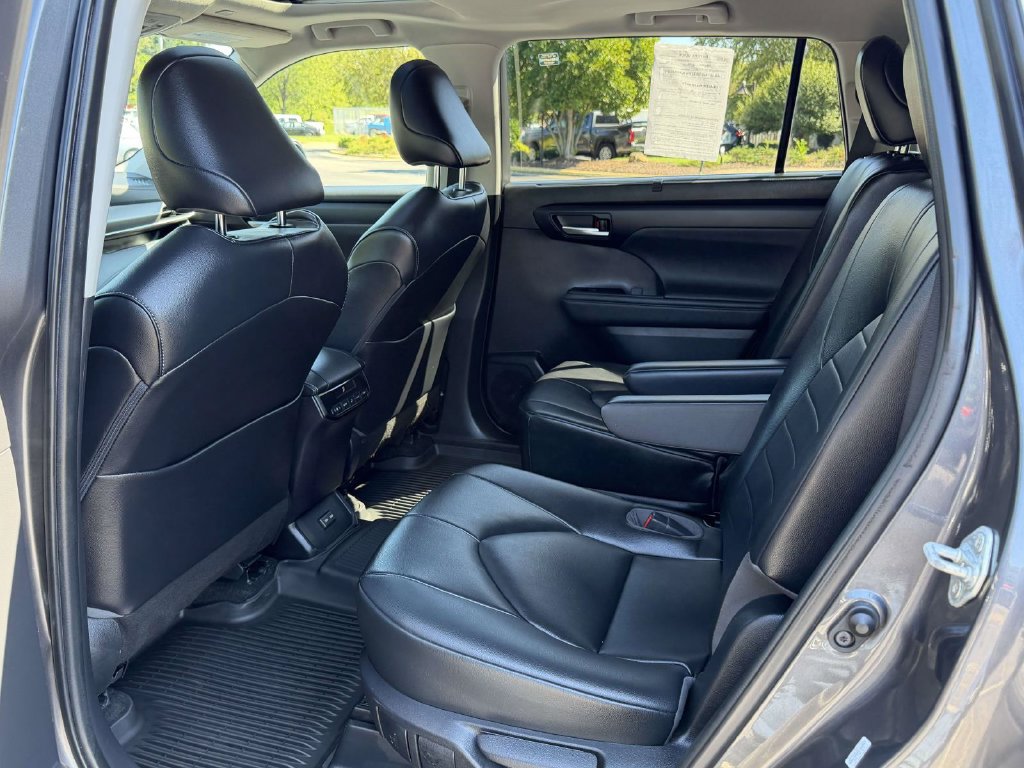 Used 2023 Toyota Highlander XLE FWD image 15