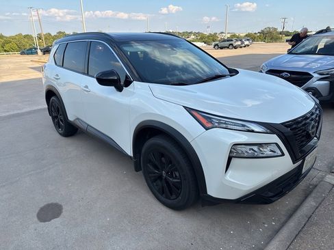 Used 2023 Nissan Rogue SV w/ SV Premium B Package image 2