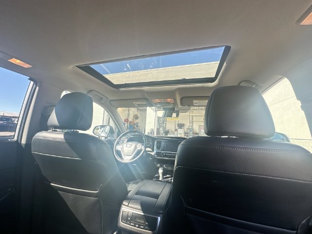 Used 2019 Toyota Highlander XLE AWD/4WD image 24