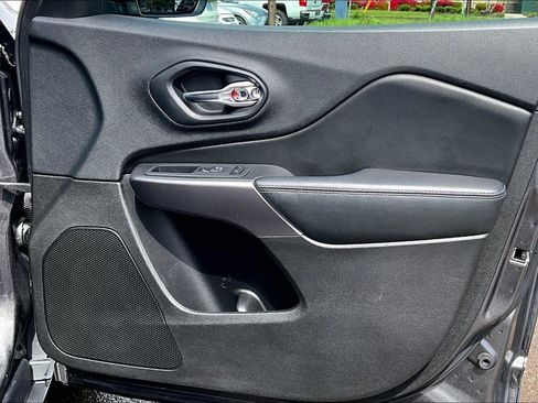 Used 2019 Jeep Cherokee Latitude Plus FWD image 23