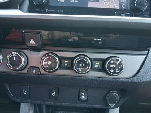 Used 2017 Toyota Tacoma TRD Sport w/ Tow Package (A/T) AWD/4WD image 28