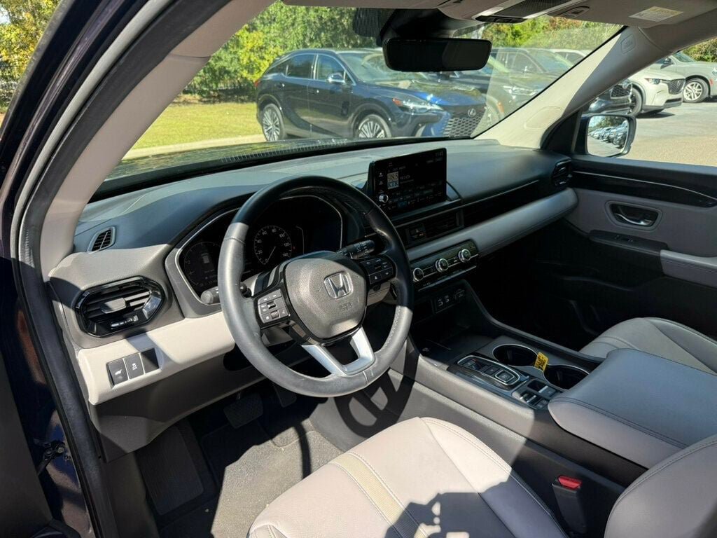 Used 2025 Honda Pilot EX-L image 3