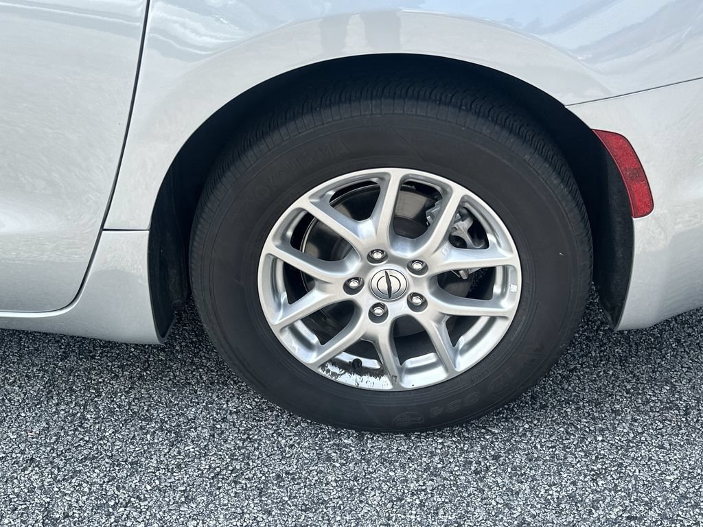 Used 2024 Chrysler Pacifica Touring-L FWD image 18