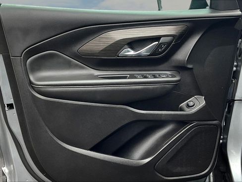 Used 2024 GMC Terrain SLE w/ Driver Convenience Package image 12