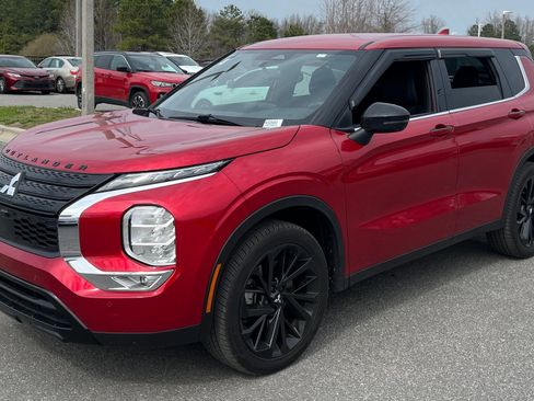 Used 2024 Mitsubishi Outlander SE Black Edition image 3
