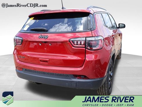 Used 2025 Jeep Compass Latitude w/ Altitude Special Edition AWD/4WD image 13