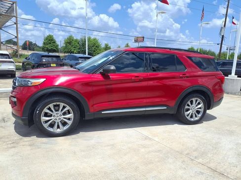 Used 2021 Ford Explorer XLT w/ Equipment Group 202A RWD image 3